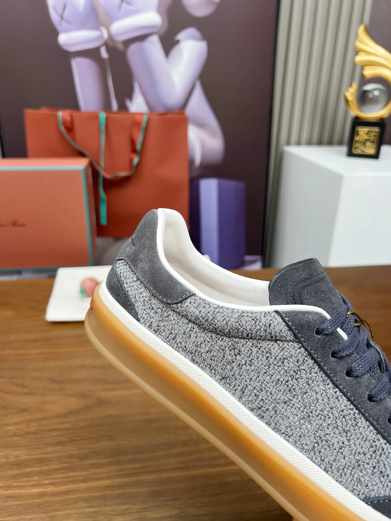 👟👟Ex-factory price 540👟👟Male code +10 purchasing agent grade, high version🦅⛳️Italy [Loro Piana] Tennis walk series LP couple moral training shoes casual sports shoes sneakers🎁🎁 Original purchase development and production This new suede tennis shoe adopts ultra-low design, suitable for wearing all year round👫👫 The wrapped sole creates an effortlessly attractive color combination that harmoniously blends functionality with understated style, making it the ideal shoe for urban wear. Soft calfskin tongue with Kummel color insert at the heel, cotton lace upper with embossed LP logo, cowhide suede sole, rubber-lined calfskin ✦ Upper: special linen ➕ eco-friendly cowhide ✦ lining: cowhide lining ➕ cowhide insole ✦ sole: original molded TPR ultra-light outsole ✦ packaging: original complete package ✦Female size: 35--40 ✦Male size: 39--45